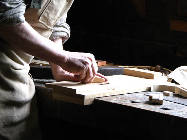 Nacemos de la influencia y formación  heredada en el sector de la <strong>carpintería de madera y ebanistería  en Outes.</strong>